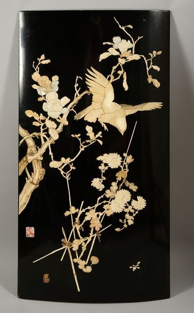 null 
Laque japonaise, fin XIXe siècle, à décors de chrysanthèmes, fleurs de prunus...