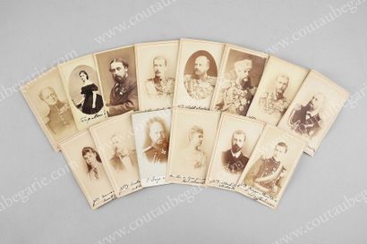 null FAMILLE IMPÉRIALE DE RUSSIE.
Bel ensemble de quatorze portraits photographiques...