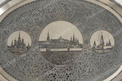 null PLATEAU DE SERVICE EN ARGENT.
Par SAVINKOFF, Moscou, 1890.
De forme ovale, à...
