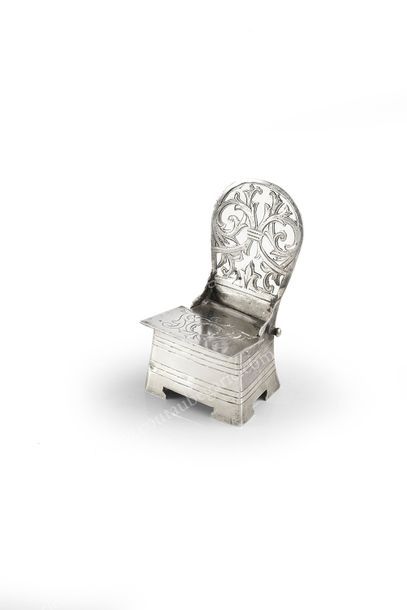 null BOÎTE À SEL EN ARGENT.
Par TARASOFF, Moscou, 1896.
En forme de chaise, à décor...