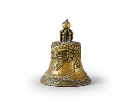 null CLOCHE MINIATURE EN BRONZE.
Représentant la célèbre cloche «Tsar Kolokol» réalisée...