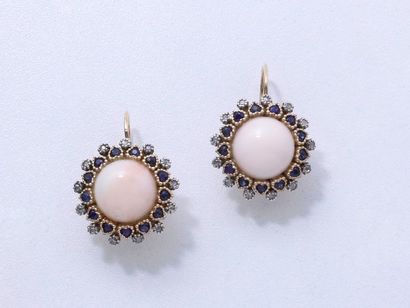 null Paire de boucles d'oreilles en or 585 millièmes, ornée de cabochon de corail...