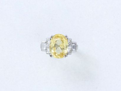 null Bague en or gris 750 millièmes, ornée d'un saphir jaune ovale facetté en serti...