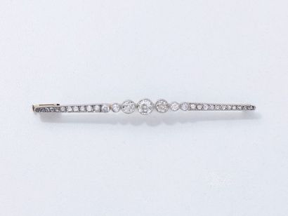 null Broche barrette en platine 850 millièmes, ornée d'une ligne de diamants taille...