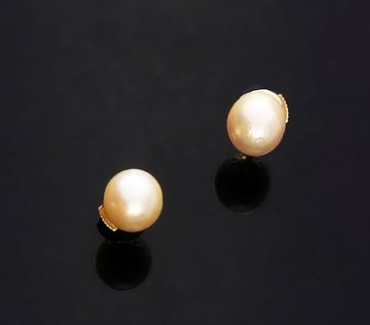 null Paire de clous d'oreille en or 750e, ornées de perles fines bouton d'environ...