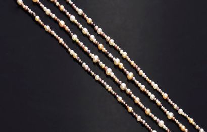 null Sautoir composé de perles multicolores probablement fines de tailles diverses.
L....