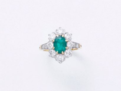 null Bague marguerite en or 750 et platine 850 millièmes ornée d'une émeraude ovale...