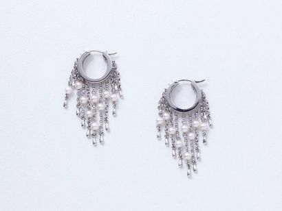 null Paire de boucles d'oreilles créoles en or gris 750 millièmes, agrémentés d'une...