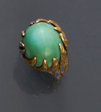 BOUCHERON Bague en or jaune 750e, sertie d'un cabochon de turquoise, la monture flammée...