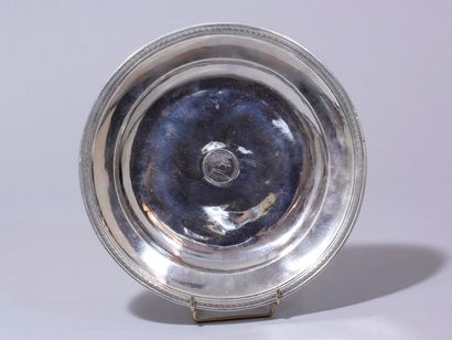 null Plat rond en argent, la bordure à frise de raiesde- coeur, le fond centré d'un...