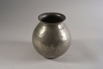 Jean DESPRES (1889-1980) Vase en étain martelé de forme sphéroïdale à fine collerette...