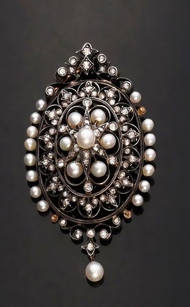 null Broche pendentif en or 750e et argent 950e, de forme ovale, sertie de perles...