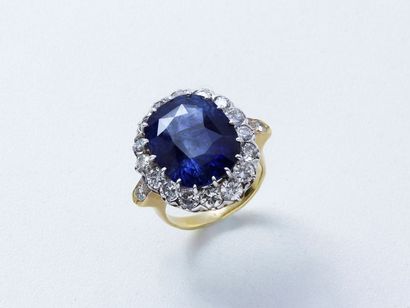 null Bague 2 tons d'or 750 millièmes, ornée d'un saphir taille coussin en serti griffe,...