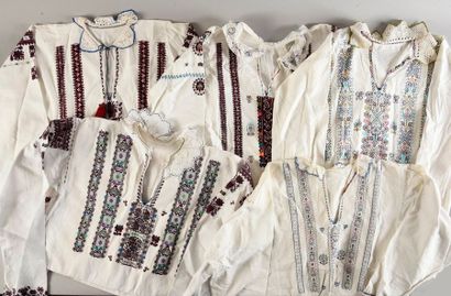 null Ensemble de cinq corsages brodés, Balkans, première moitié du XXe siècle, corsages...