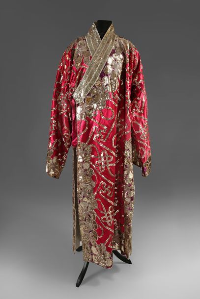 null Spectaculaire costume d'empereur, vers 1940, robe en satin framboise amplement...