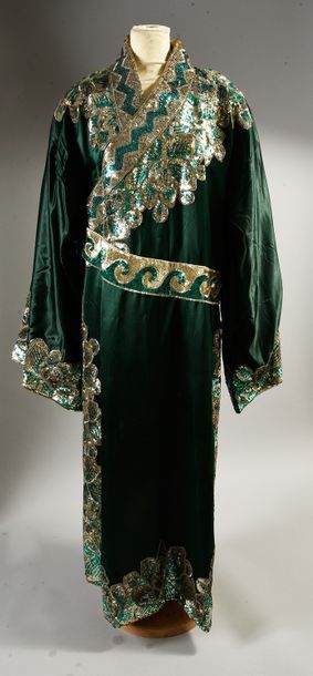 null Costume de femme, vers 1940, en satin vert épinard; composé d'une robe brodée...