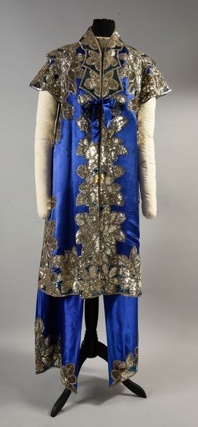 null Costume de femme, vers 1940, en satin bleu; composé d'une tunique fermée à mancherons...