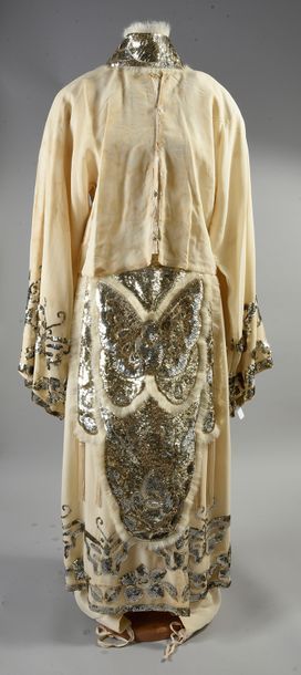 null Costume de femme, vers 1940, en crêpe de soie crème brodé de fleurs et papillons...