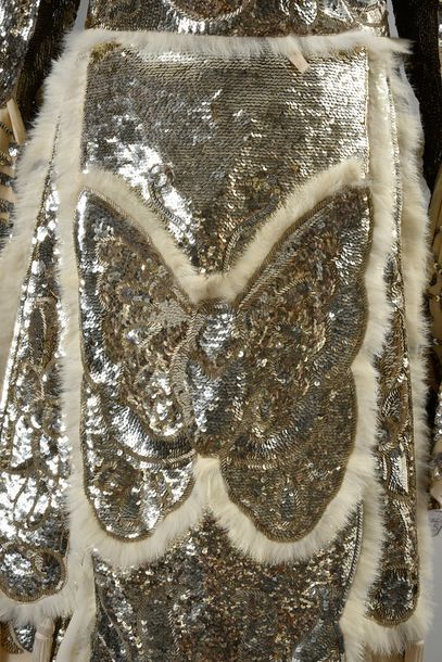 null Costume de femme, vers 1940, en crêpe de soie crème brodé de fleurs et papillons...