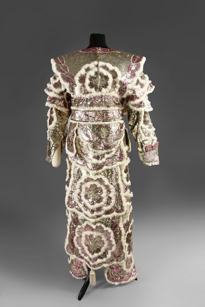 null Deux parties de costumes de femme, vers 1940, toile et twill crème crème, décors...