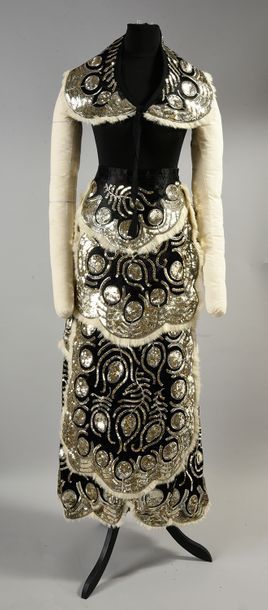 null Réunion d'éléments de costume et accessoires, vers 1930-1940, une sur-jupe en...