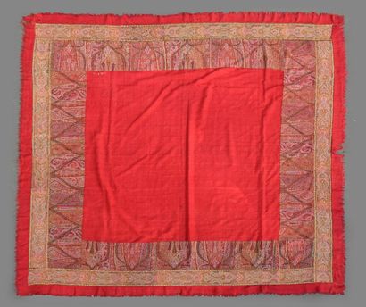 null Châle cachemire carré, Inde, champ uni rouge tissé en sergé cachemire; bordure...