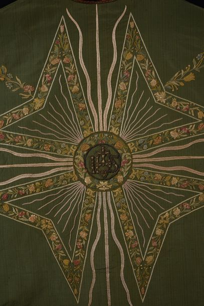 null Chasuble semi-gothique, vers 1920-1930, gros de Tours jaspé vert, orfrois rapportés...