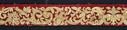 null Bordure brodée, première moitié du XVIIe siècle, drap de laine rouge brodé soie...