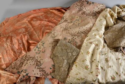 null Réunion de soieries pour la robe, 1750-1770 environ, principalement damas rose...