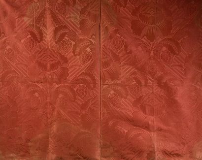 null Damas, vers 1720-1730, damas de soie rose; décor très graphique au bouton de...