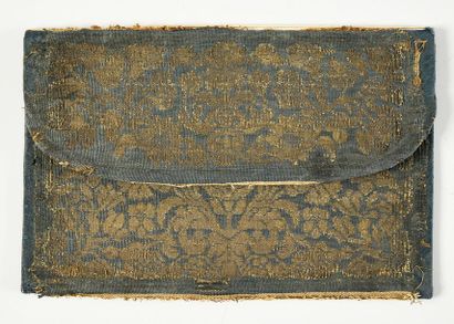 null Pochette à rabat, XVIIe siècle, tapisserie fine soie bleue et filé or; les deux...