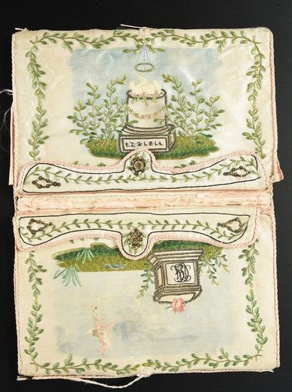 null Deux pochettes, époque Louis XVI, l'un en taffetas crème à décor brodé soie...