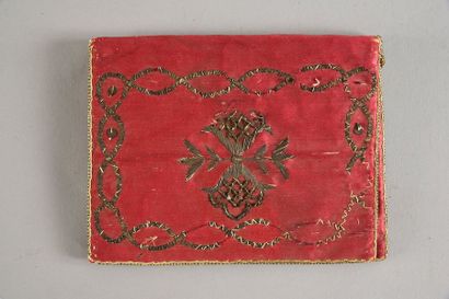 null Pochette, époque Louis XV, satin de soie cerise brodé dessus comme dedans en...