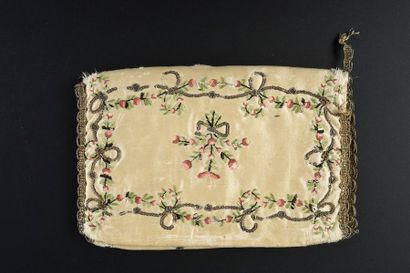 null Pochette brodée, époque Louis XVI, en satin jaune paille, brodé dessus et à...