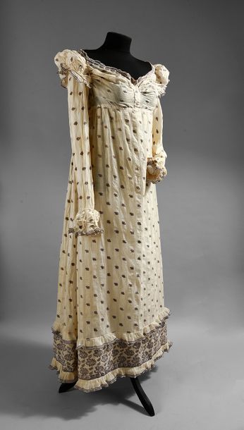 null Robe vers 1815-1820, robe taille haute à décolleté bateau en mousseline de coton...