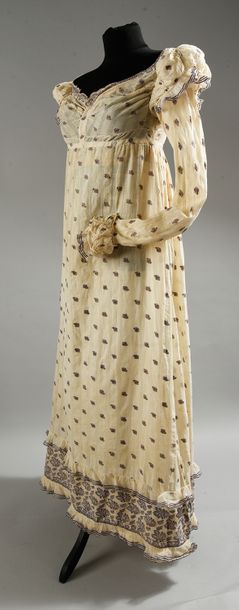null Robe vers 1815-1820, robe taille haute à décolleté bateau en mousseline de coton...