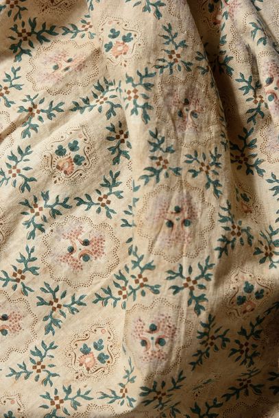 null Robe, vers 1830, en toile de coton imprimée vert et sépia à décor de fleurons...
