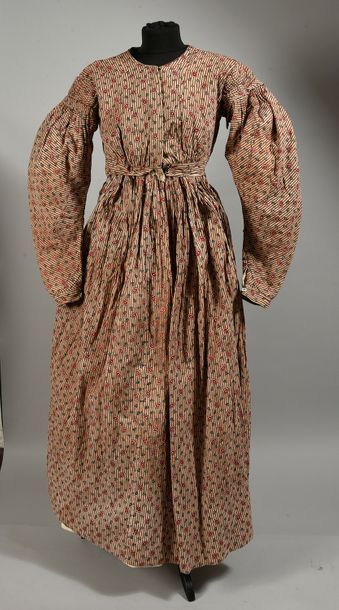 null Robe d'artisanne, second quart du XIXe siècle, toile de coton imprimée à rayures...