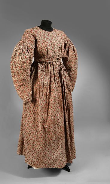 null Robe d'artisanne, second quart du XIXe siècle, toile de coton imprimée à rayures...