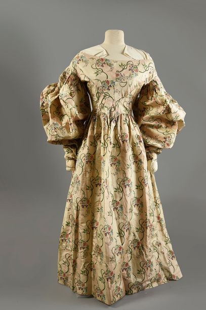 null Robe de bal vers 1830-1833, robe en faille imprimée et pinceautée au vif décor...
