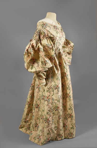 null Robe de bal vers 1830-1833, robe en faille imprimée et pinceautée au vif décor...