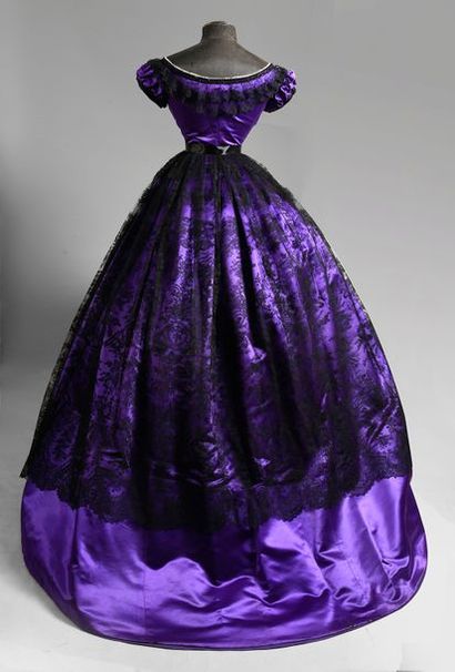 null Robe de bal, vers 1865, satin de soie violet, corsage baleiné, décolleté bateau,...