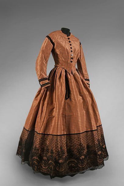 null Robe de jour, vers 1850, taffetas caramel quadrillé noir; corsage en pointe...