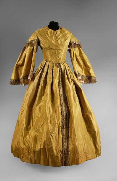 null Robe d'après-midi vers 1850, robe en taffetas vieil or; corsage agrafé devant...