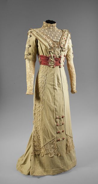 null Robe vers 1908-1910, robe taille haute en drap de laine écru incrusté de guipure,...
