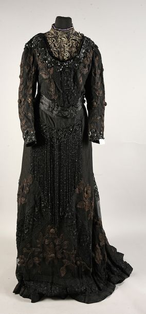 null Robe du soir griffée Kling Soeurs à Ypres, vers 1910, robe en faille noire voilée...
