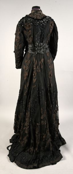 null Robe du soir griffée Kling Soeurs à Ypres, vers 1910, robe en faille noire voilée...