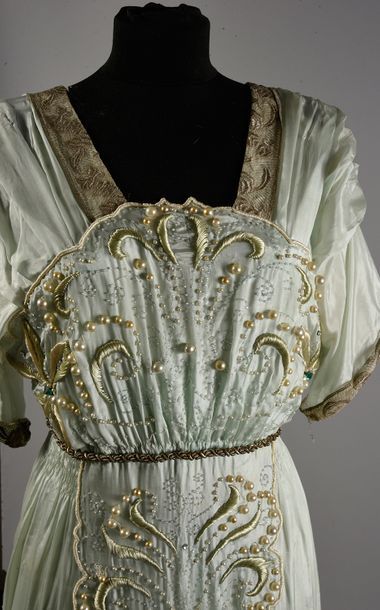 null Ensemble du soir, robe et escarpins, vers 1910, robe en pongé de soie eau de...