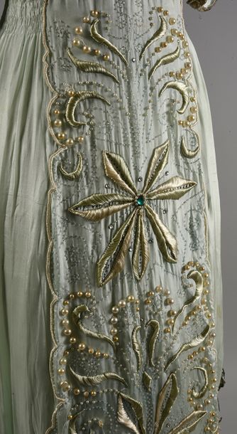 null Ensemble du soir, robe et escarpins, vers 1910, robe en pongé de soie eau de...