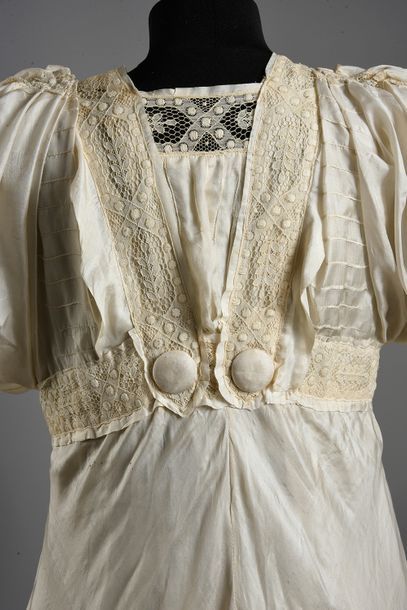 null Robe habillée, peut-être pour un mariage, vers 1910, robe taille haute en pongé...